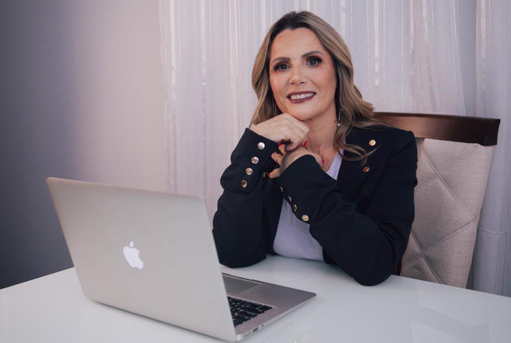Maria Deotti em atendimento imobiliário